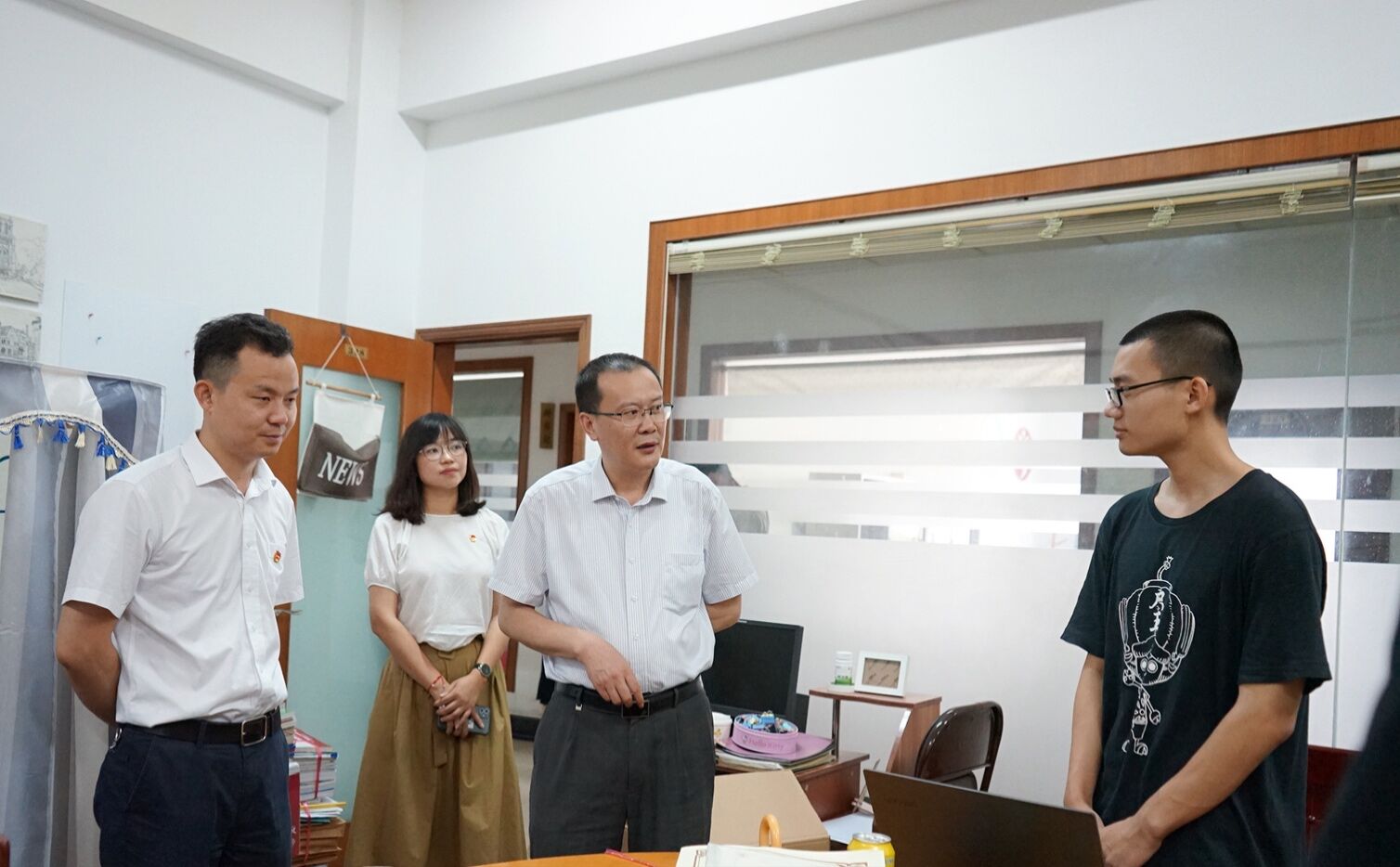 1594522853672425.jpg 湯校長慰問項(xiàng)目團(tuán)隊.jpg